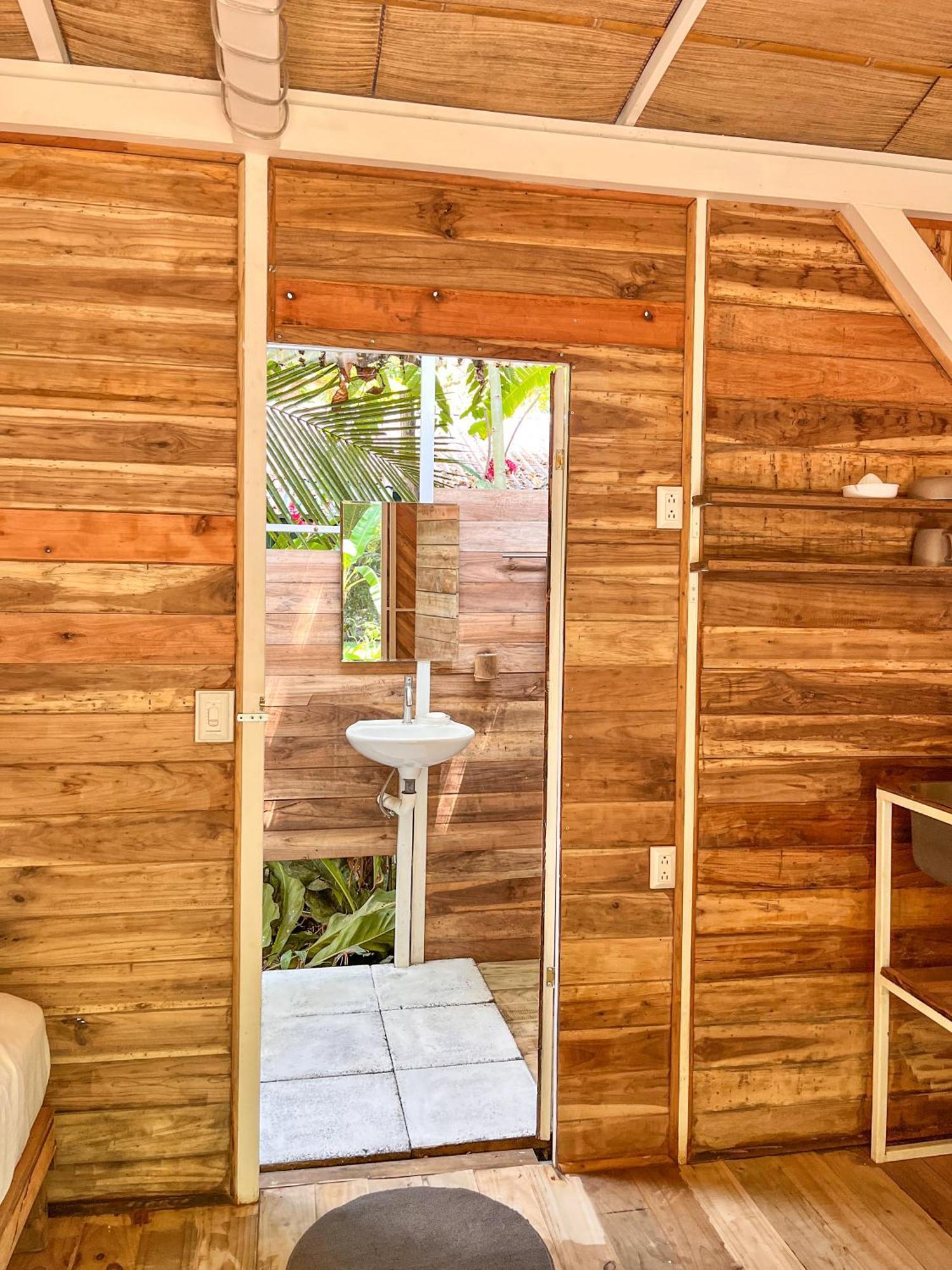 Nomadic Surf Camp Hostel Uvita Exterior photo