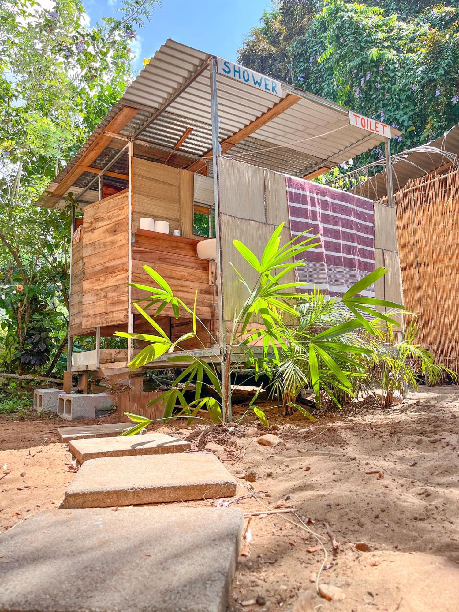 Nomadic Surf Camp Hostel Uvita Exterior photo