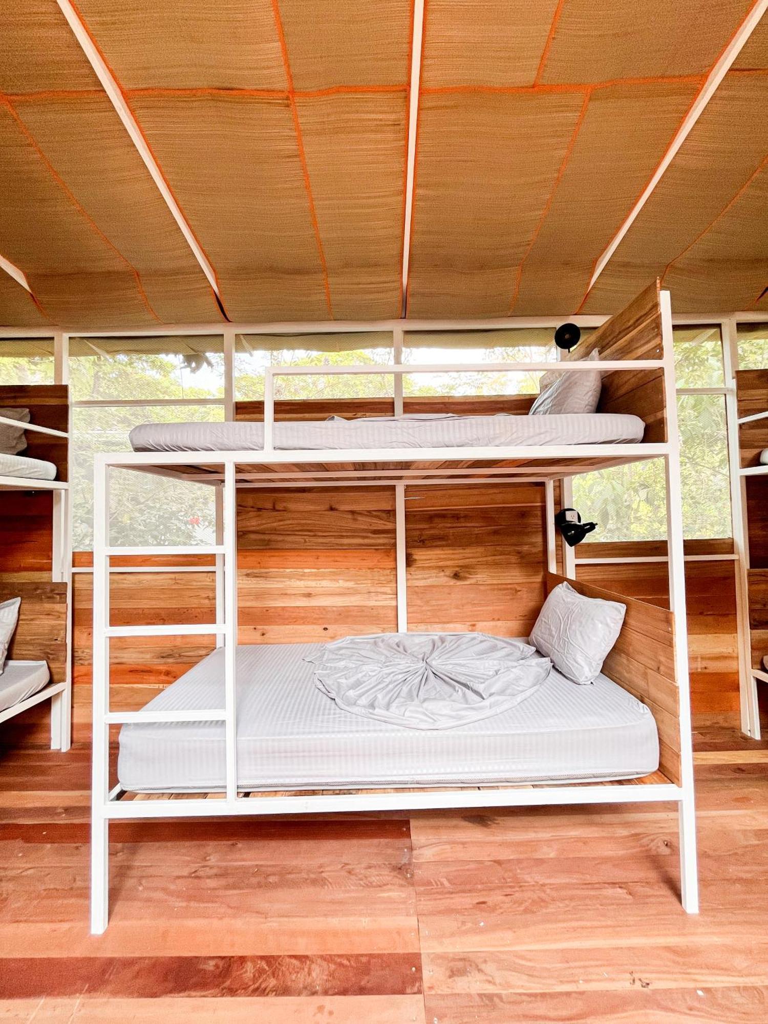 Nomadic Surf Camp Hostel Uvita Exterior photo
